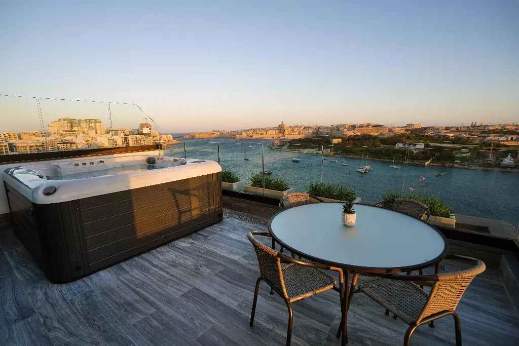SUITE KING BED WITH JACUZZI Room, The Londoner Hotel Sliema, Malta