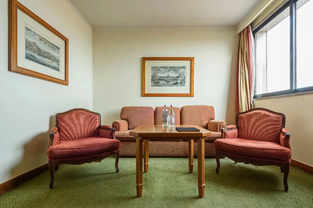 SUITE CAPACITY 3 Room, Real Parque, Lisbon