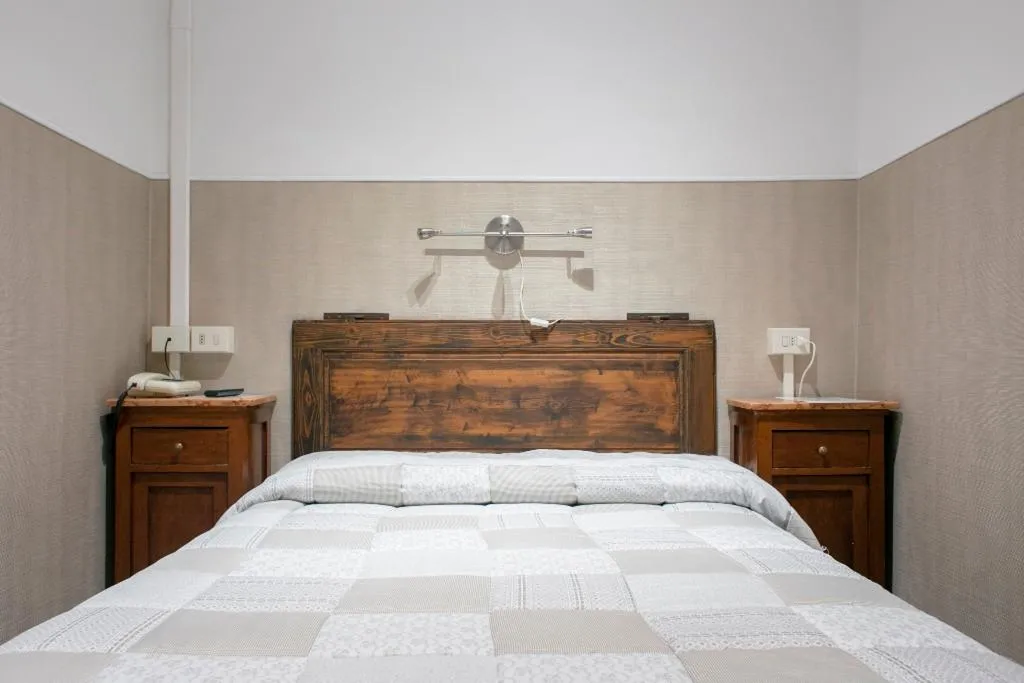 Double or Twin WITH SHARED BATHROOM Room, Loggia Fiorentina, Florence