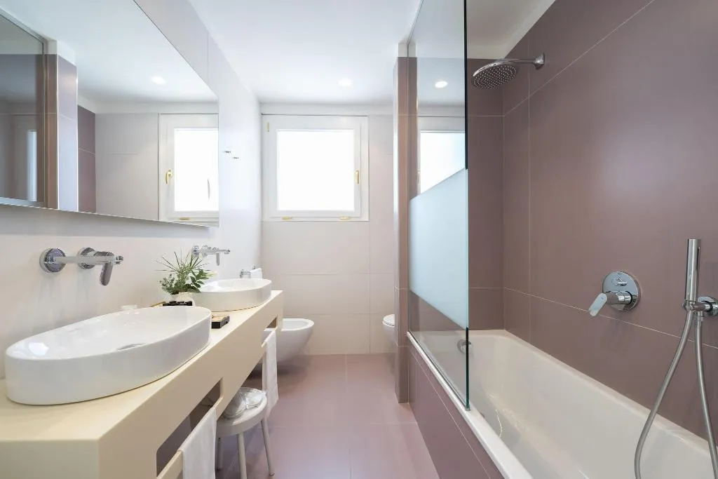 QUADRUPLE WITH DOUBLE BED Room, Reginna Palace, Naples
