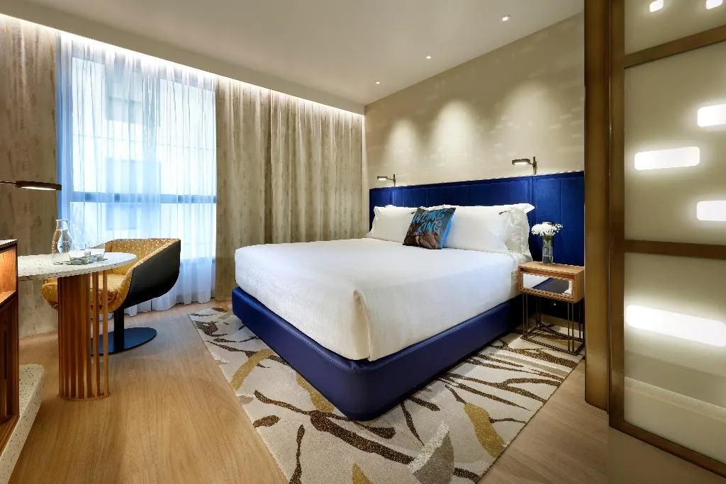 DOUBLE CLASSIC KING BED Room, Hard Rock Hotel Madrid, Madrid