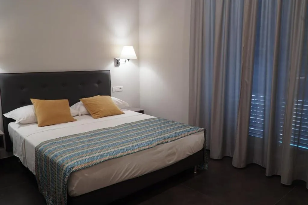 Room, Napoli Svelata, Naples