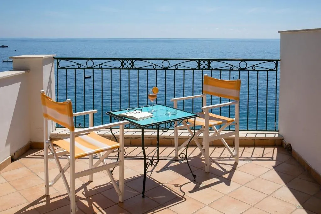 Room, Pupetto, Naples