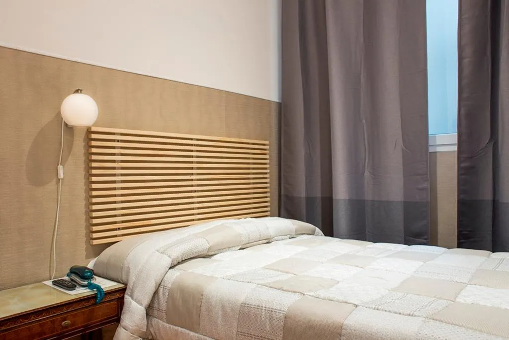 SINGLE WITH SHARED BATHROOM Room, Loggia Fiorentina, Florence