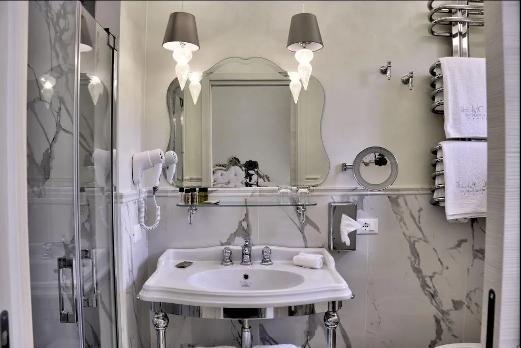 DOUBLE DELUXE QUEEN BED Room, The Moon Boutique Hotel, Florence