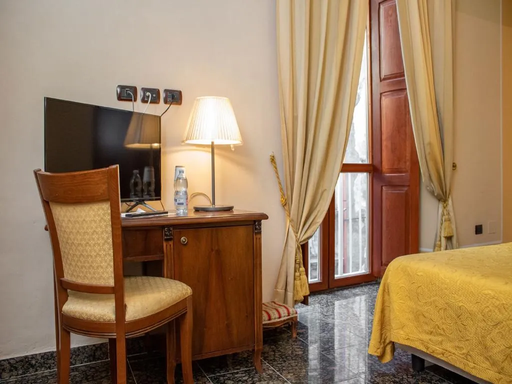 TRIPLE DELUXE Room, Le Stanze del Vicere Boutique Hotel, Naples