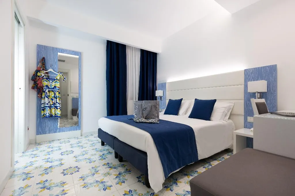 DOUBLE ONE BEDROOM ONE BATHROOM Room, Giosue' a Mare, Naples