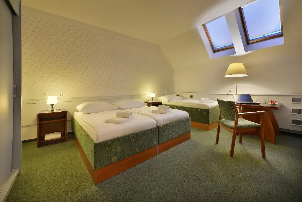 TRIPLE ECONOMY Room, Three Crowns Hotel, Prague