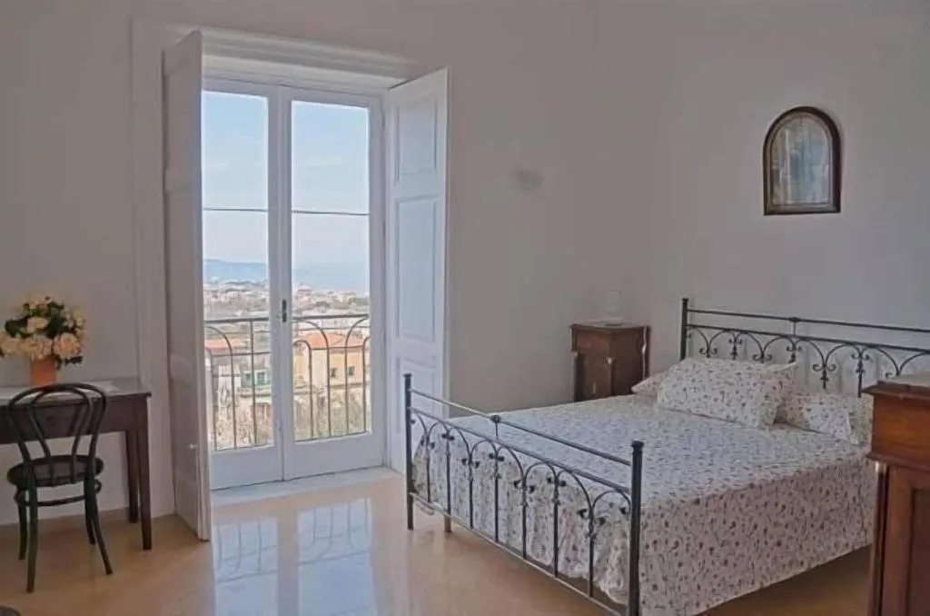 Room, Lo Stradone, Naples