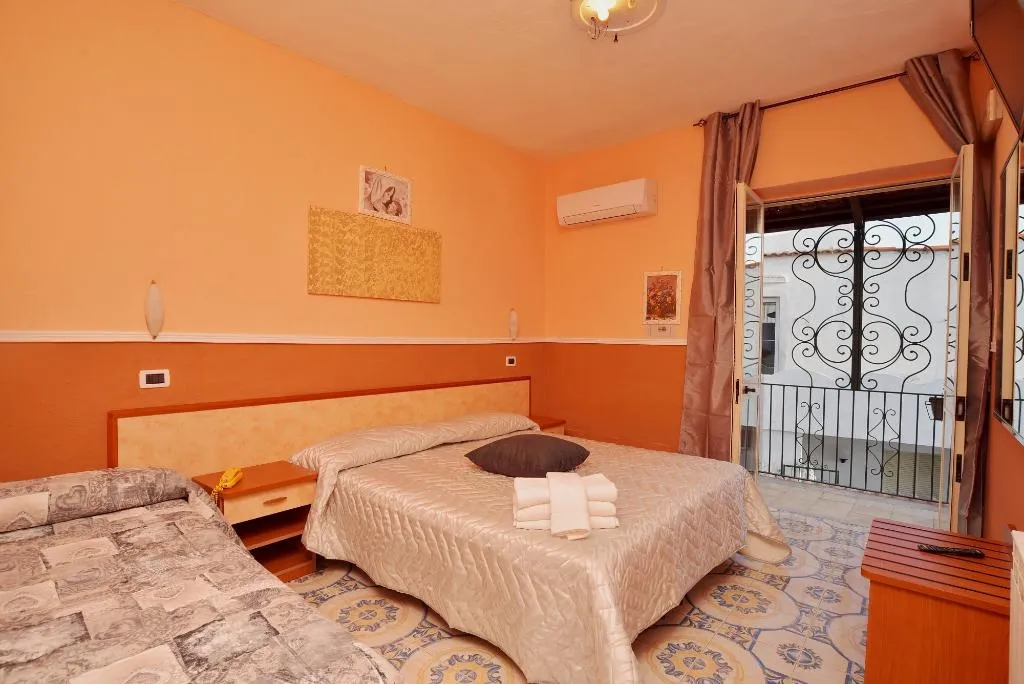 TRIPLE CLASSIC Room, Junior Village, Naples