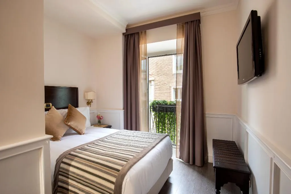 DOUBLE BASIC Room, del Corso, Rome