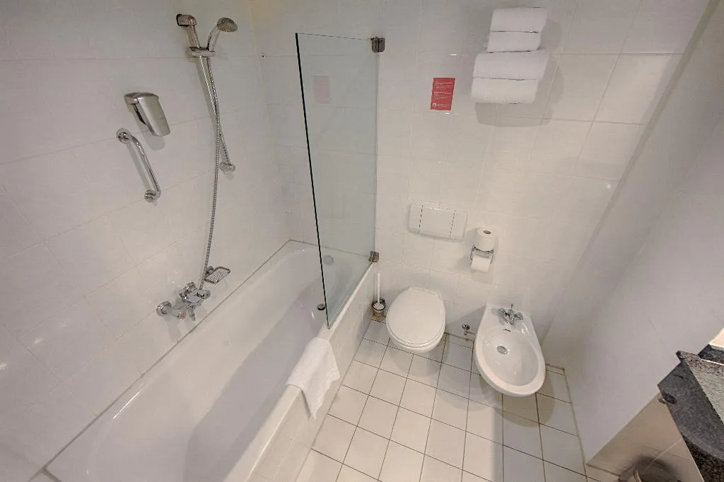 TRIPLE STANDARD Room, Leonardo Hotel Utrecht City Center, Amsterdam
