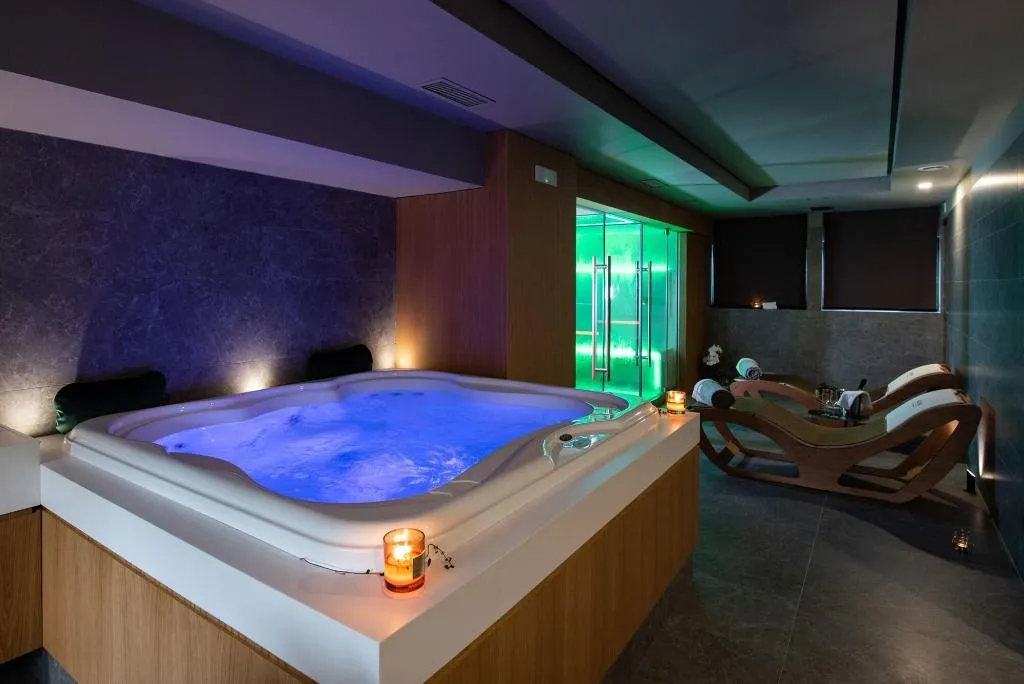 Sports and Entertainment, Gold Tower Lifestyle Hotel, Naples