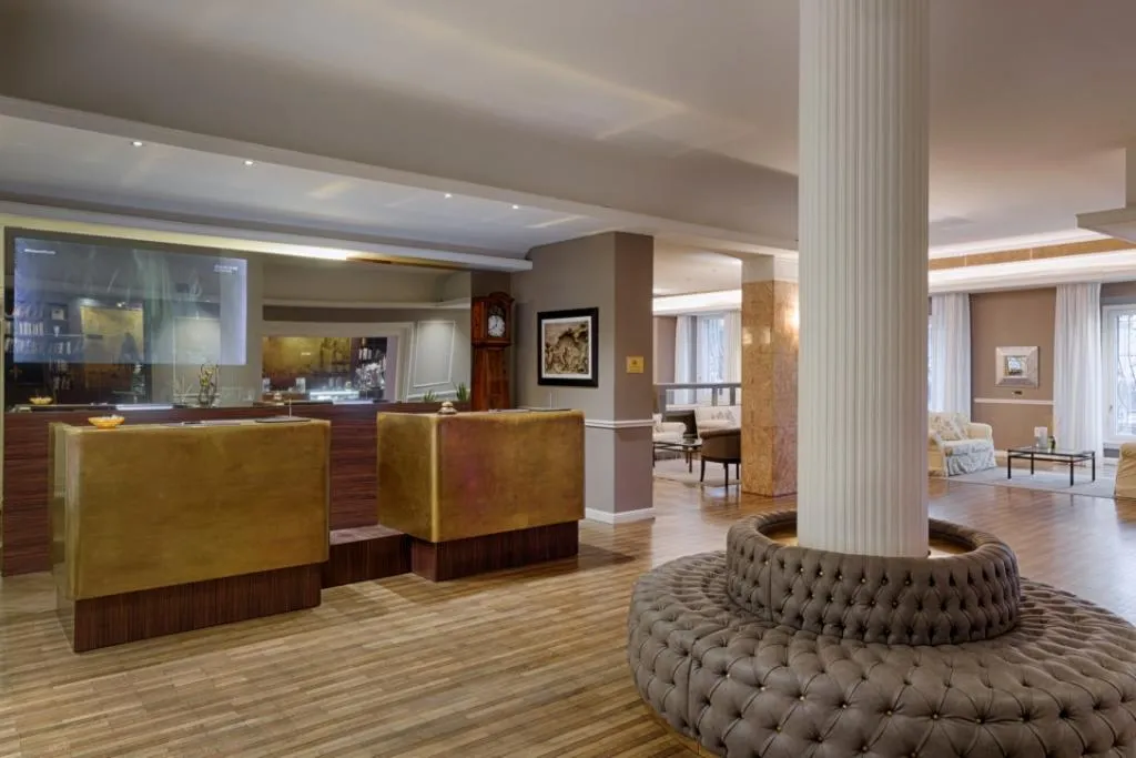 Lobby, Plaza Lucchesi, Florence
