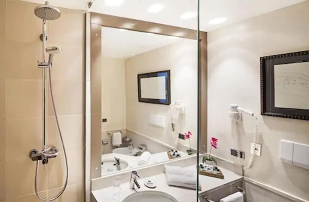Room, Cosmo Residence, Milan