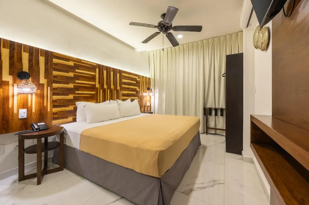 Room DELUXE KING BED Room, Marvic Hotel, Playa Del Carmen