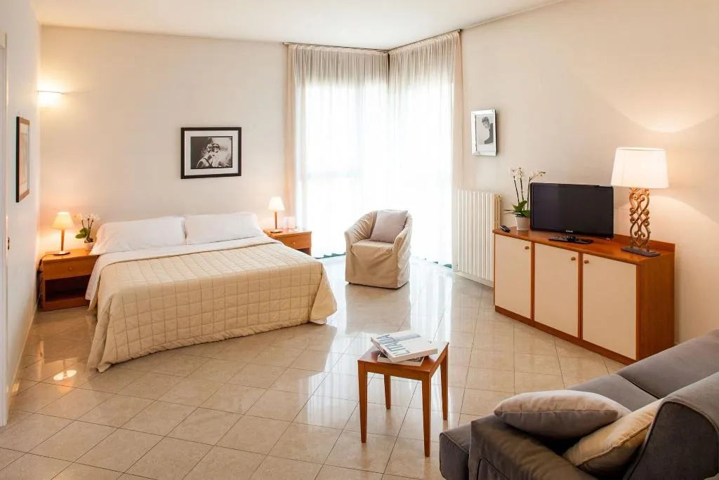 Room, Cosmo Residence, Milan