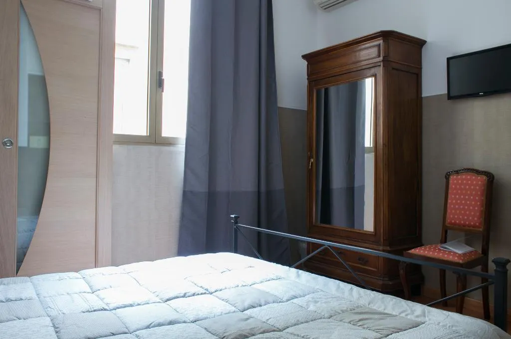 Room, Loggia Fiorentina, Florence