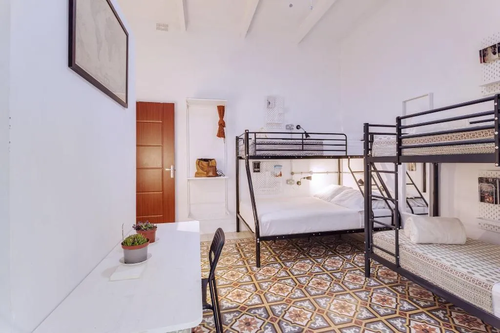 Room, Granny's Inn - Hostel, Malta