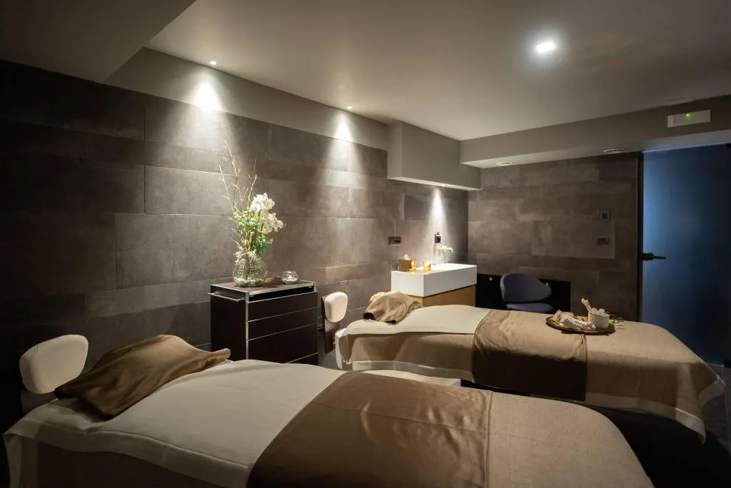 Sports and Entertainment, Gold Tower Lifestyle Hotel, Naples