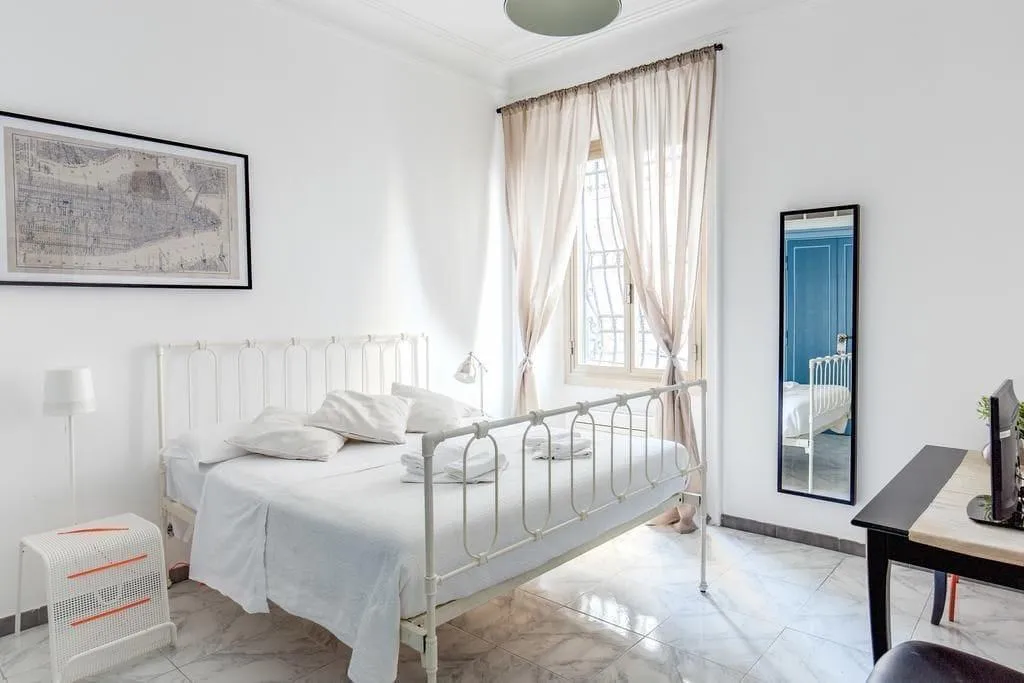 Room, B&B Locanderia, Naples