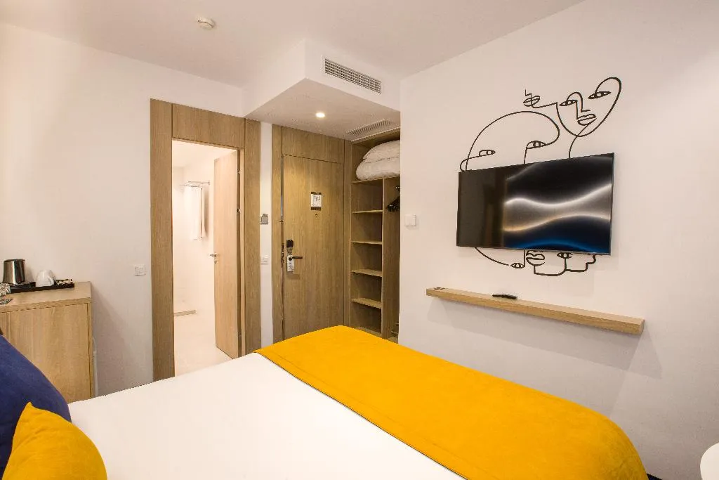 DOUBLE BASIC Room, Carlton, Tunisia
