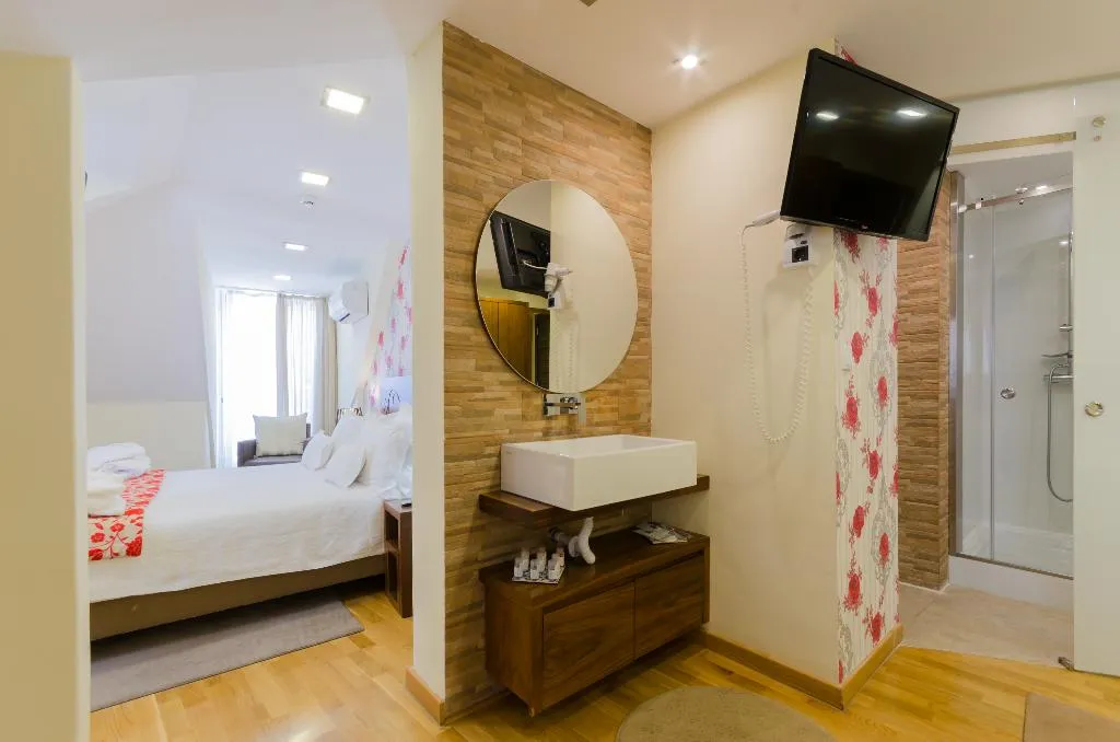 QUADRUPLE STANDARD Room, Hotel Borges Chiado, Lisbon