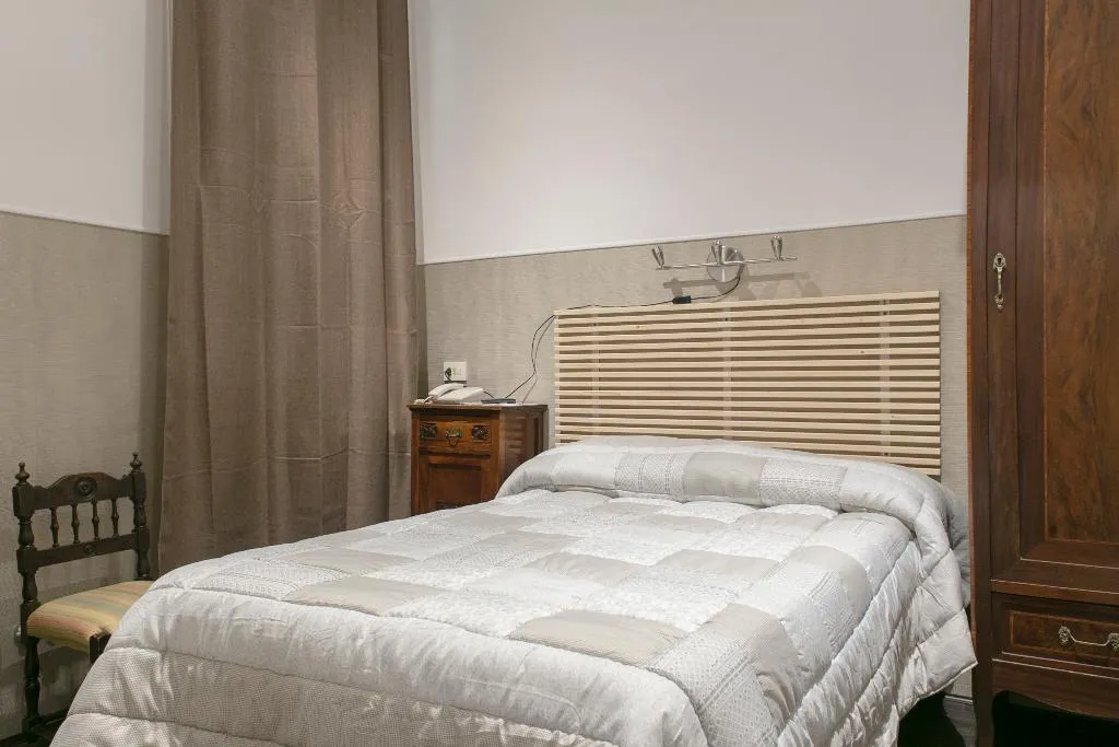 QUADRUPLE TWO BEDROOMS ONE BATHROOM Room, Loggia Fiorentina, Florence