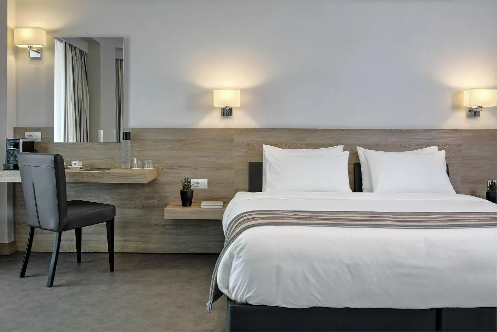 Room, Stanley, Athens