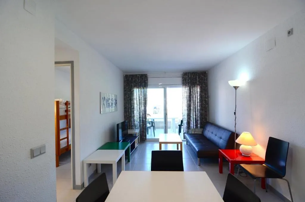 APARTMENT CAPACITY 6 THREE BEDROOM Room, Illa Mar d'Or, Costa Brava