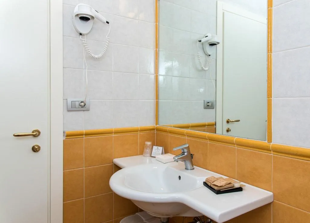 TWIN STANDARD Room, Reginna Palace, Naples