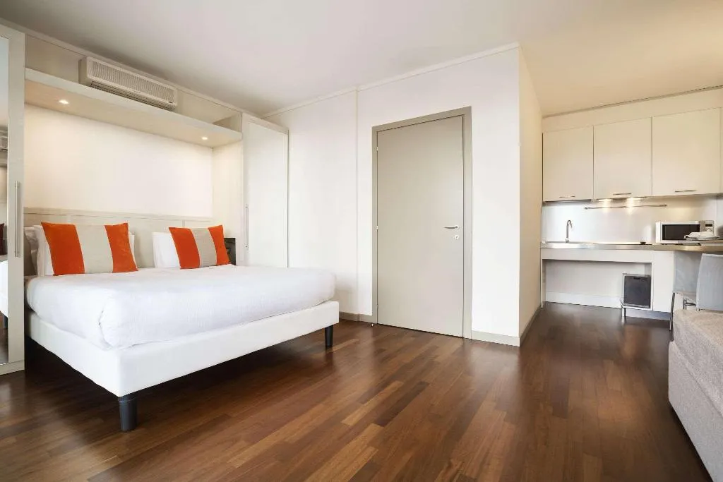 STUDIO CAPACITY 2 Room, Ramada Plaza Milano Hotel, Milan