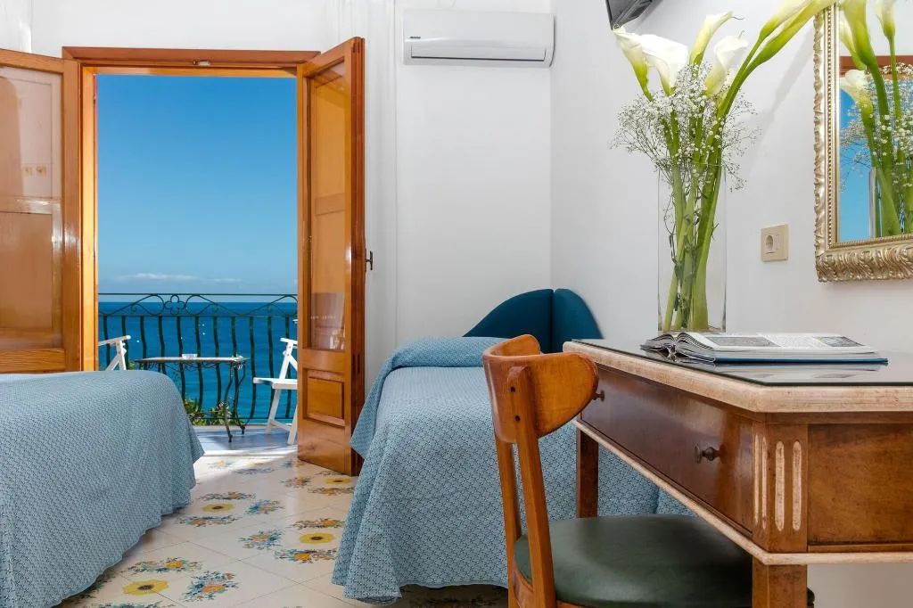 Room, Pupetto, Naples