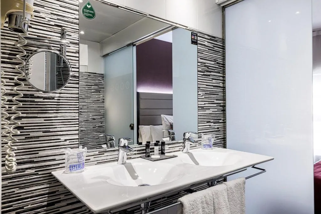 DOUBLE SINGLE USE SUPERIOR QUEEN BED Room, Ronda Lesseps, Barcelona