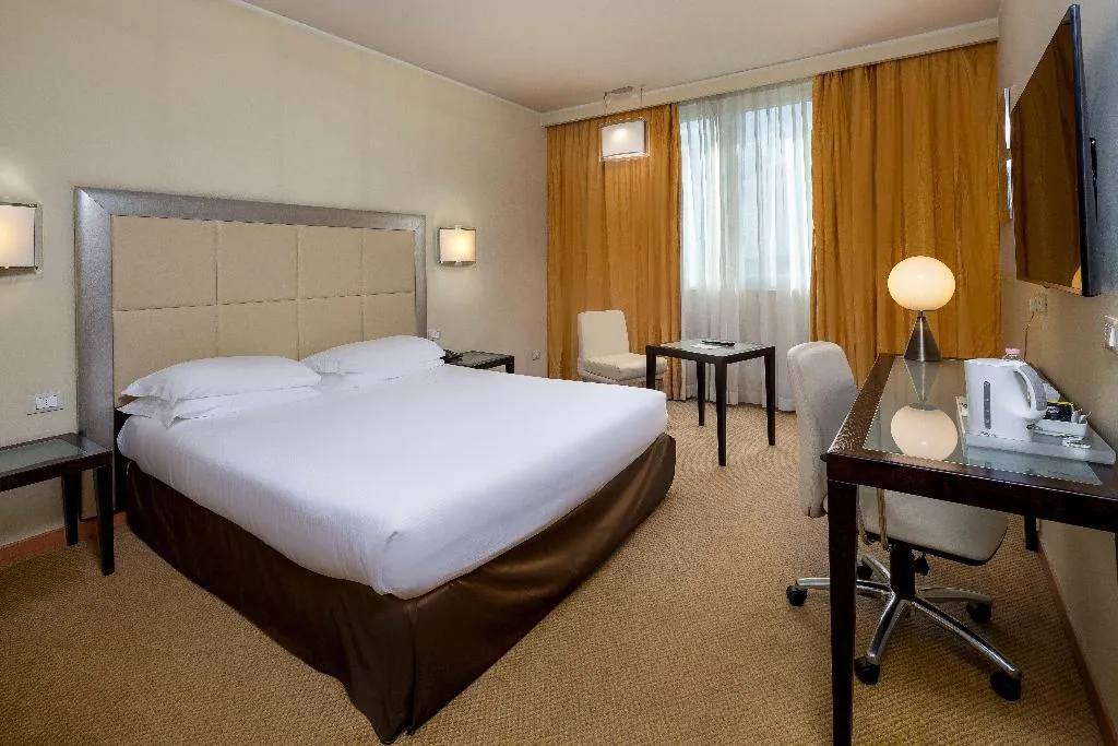 DOUBLE Accessible KING SIZE BED Room, Crowne Plaza Padova, Venice