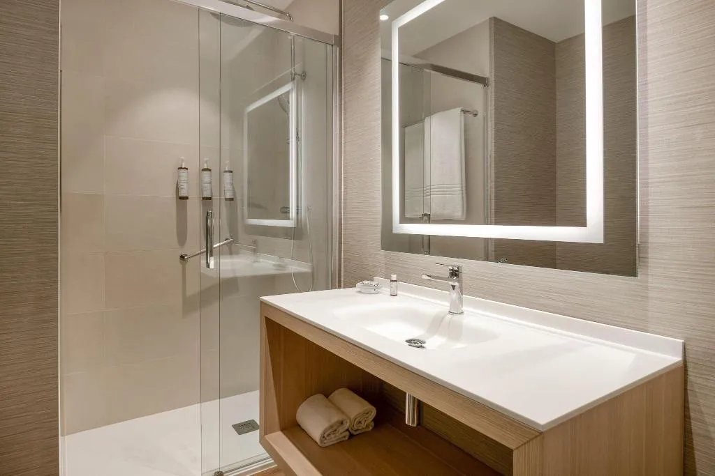 DOUBLE QUEEN SIZE BED Room, AC Som, Barcelona