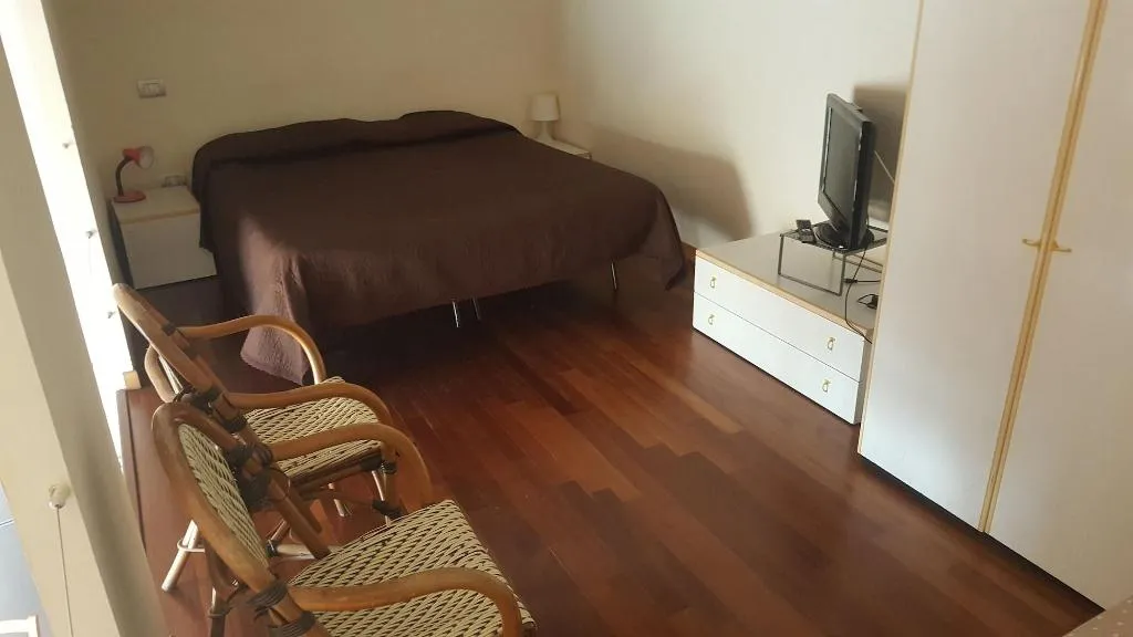 Room, Miseria e Nobiltà, Naples