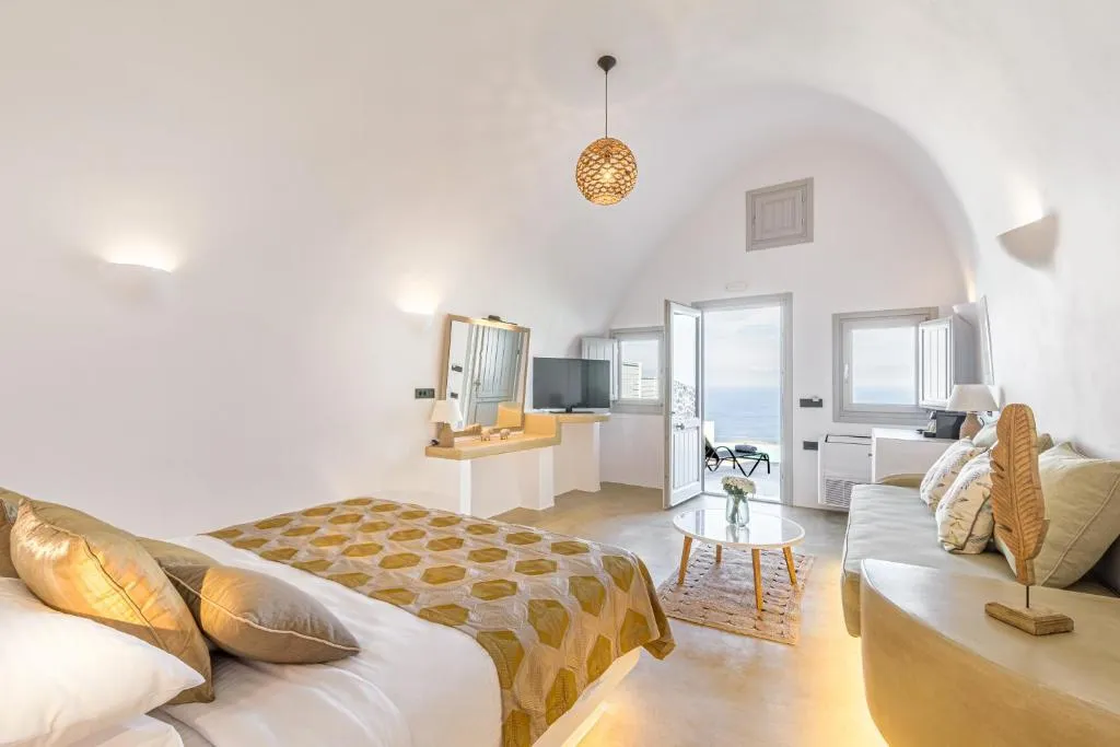 SUITE SUPERIOR WITH PRIVATE POOL Room, Siete Mares Luxury Suites, Santorini