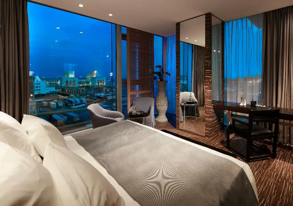 Room, Romeo, Naples