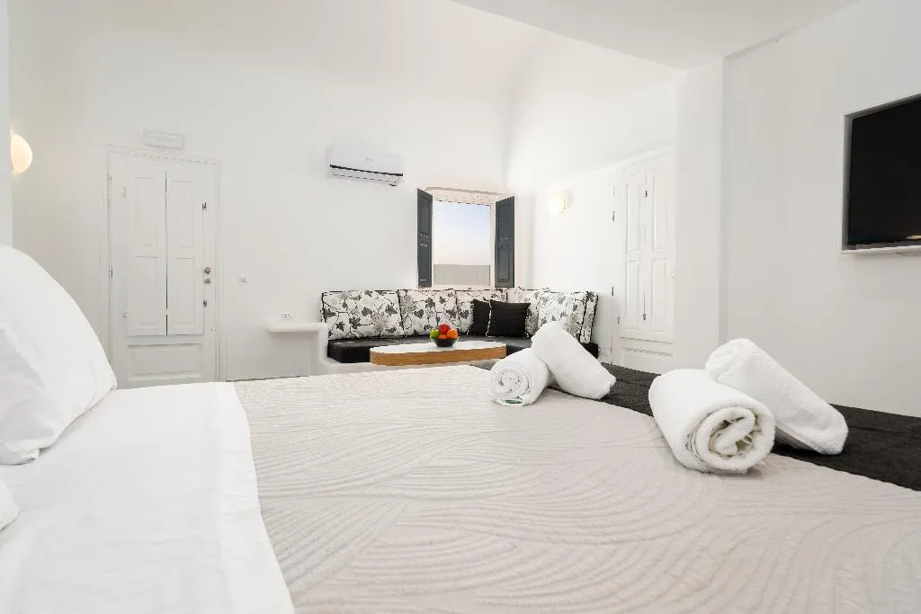 JUNIOR SUITE SEA VIEW WITH PRIVATE POOL Room, Amaze Suites, Santorini