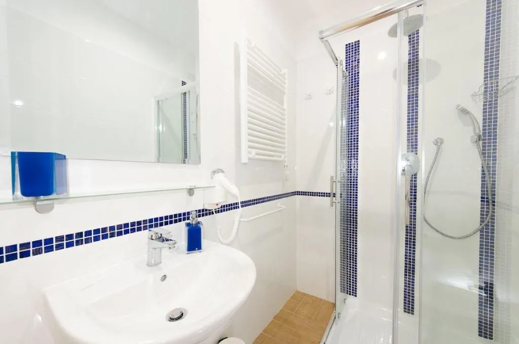 Room, Gemme Di Roma, Naples