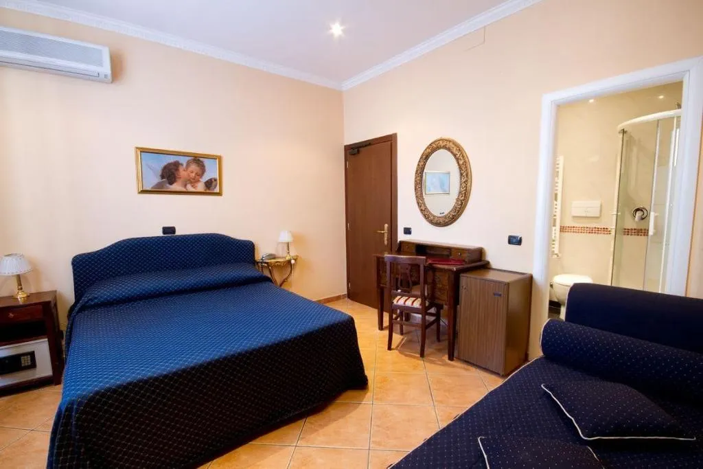 Room, Hotel Caracciolo, Naples
