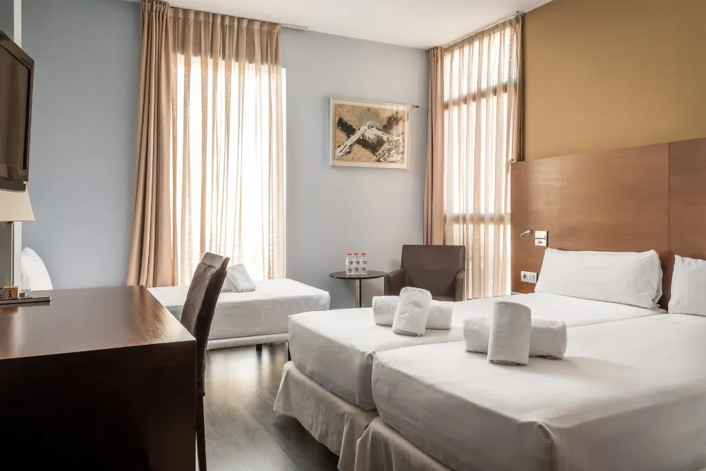 TRIPLE STANDARD Room, Madanis Hotel, Barcelona