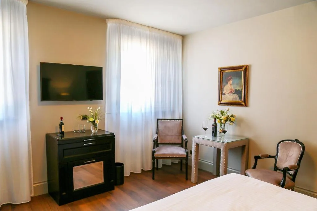 Room, Vannucci, Perugia