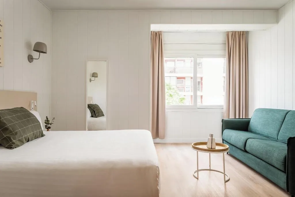 QUADRUPLE TWO DOUBLE BEDS Room, Erba By Pillow, Costa Brava
