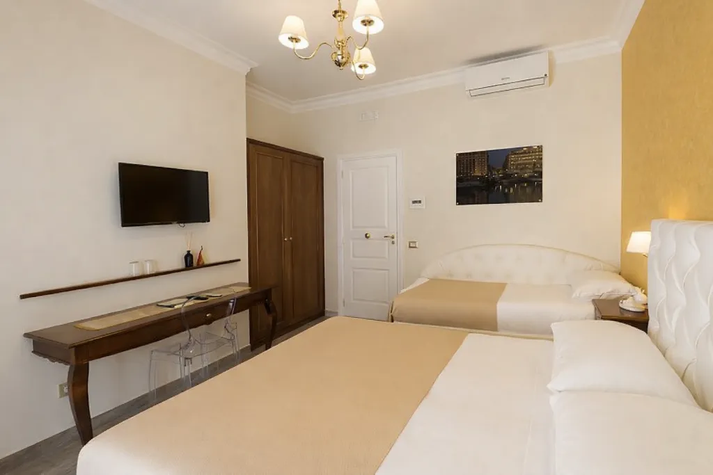 DOUBLE DELUXE TWO BEDS Room, Ostello Bello Napoli, Naples