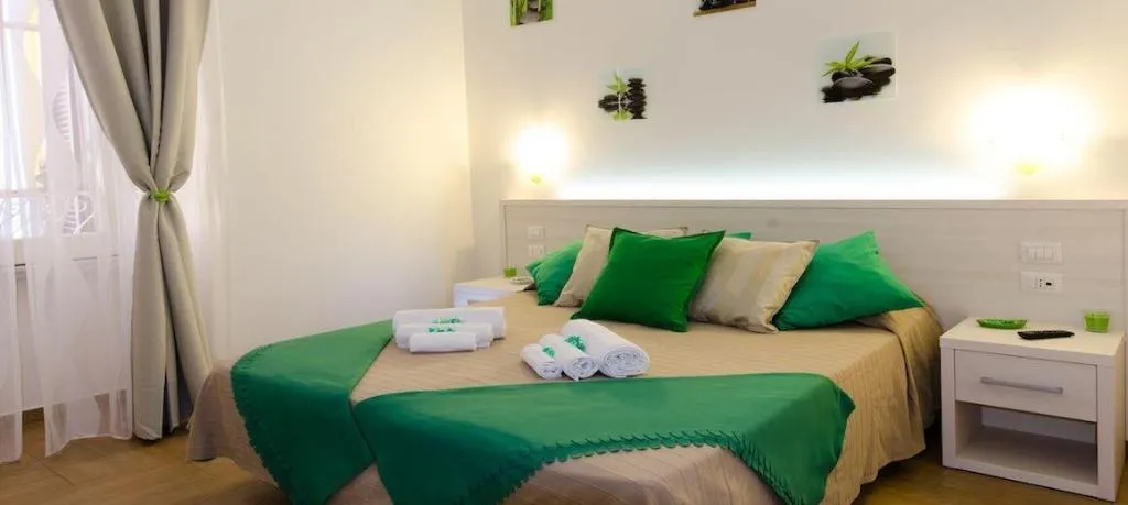 Room, Gemme Di Roma, Naples