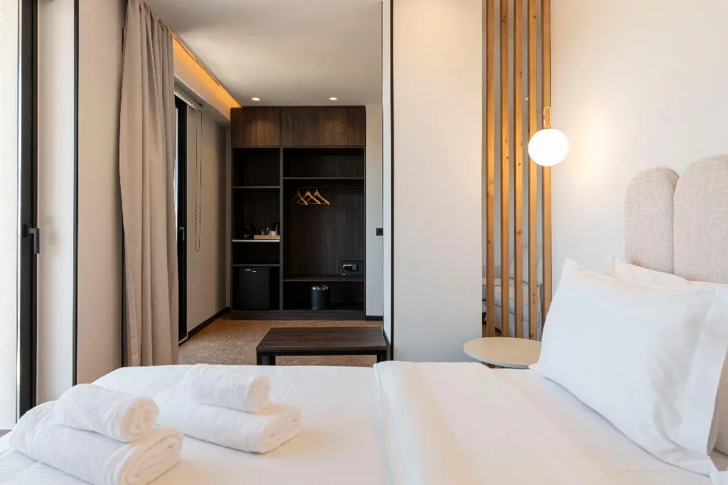DOUBLE DELUXE QUEEN BED Room, Parea, Athens