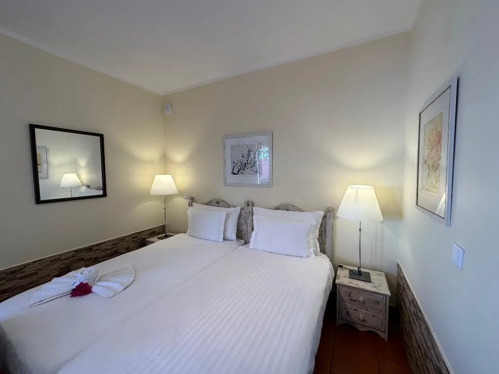 TWIN TWO BEDS Room, Inn & Art Hotel Gallery, Madeira