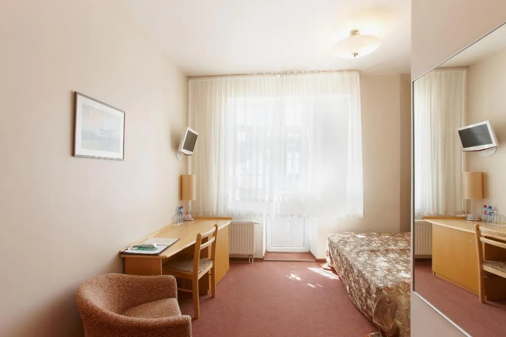 Room, Edvards, Riga